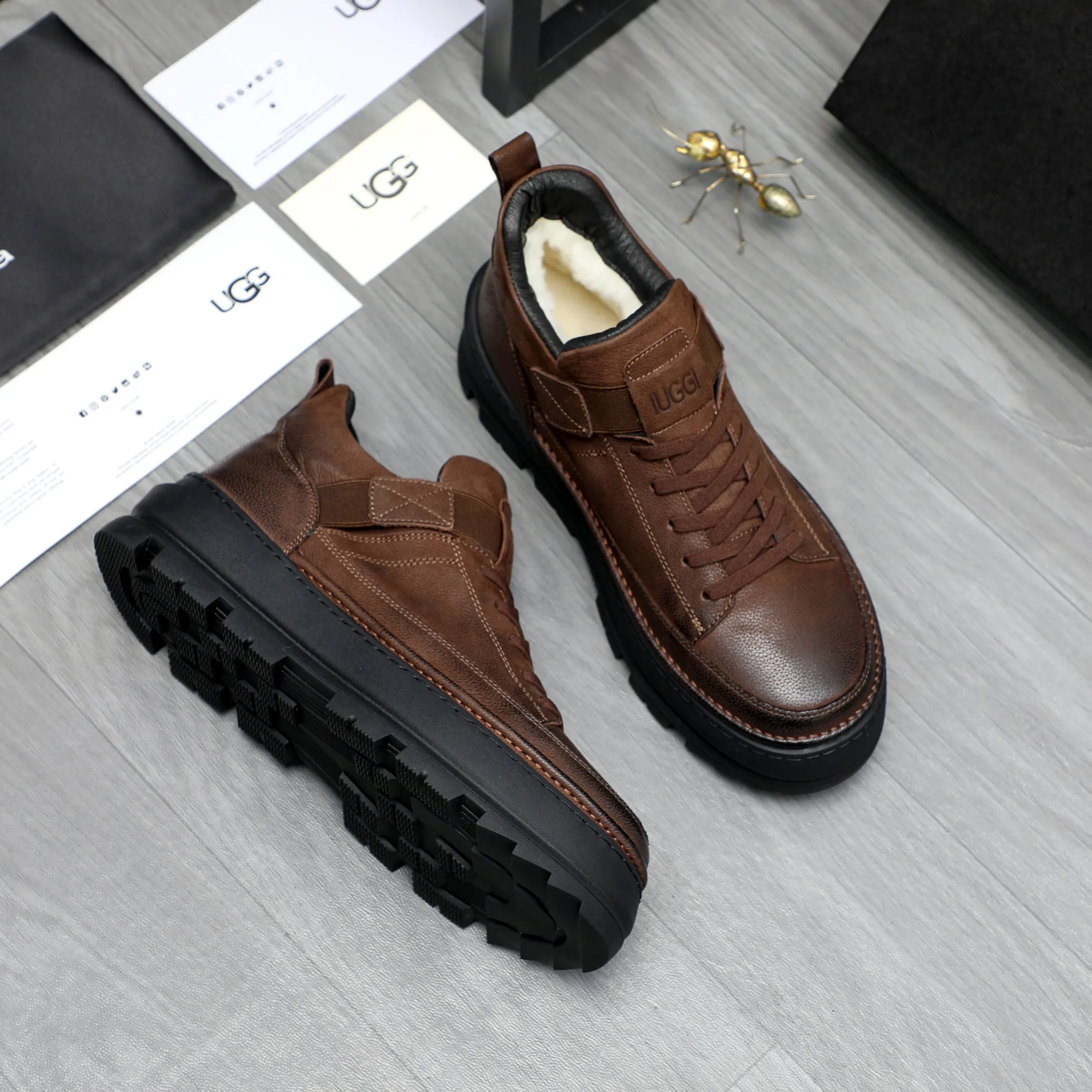 P620 Product trademark: "UGG" Gaobang men's shoes Regular size: 39-44 Product materials: Selected first-layer cowhide upper, wool lining, original outsole